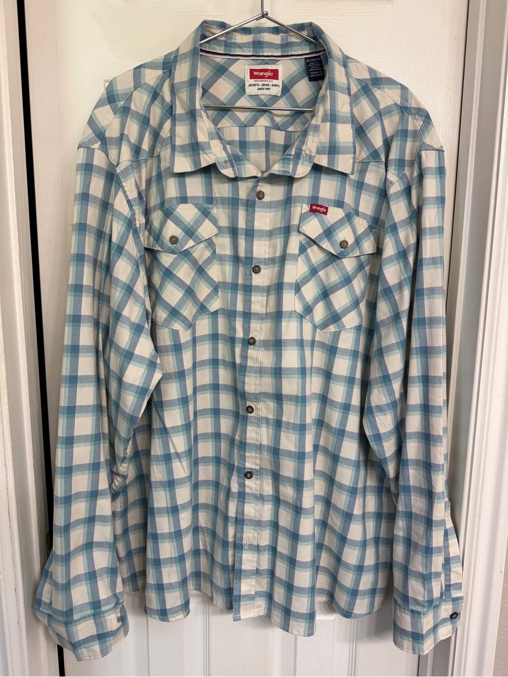 Wrangler Blue-Teal-White Plaid Long-Sleeve Button Up